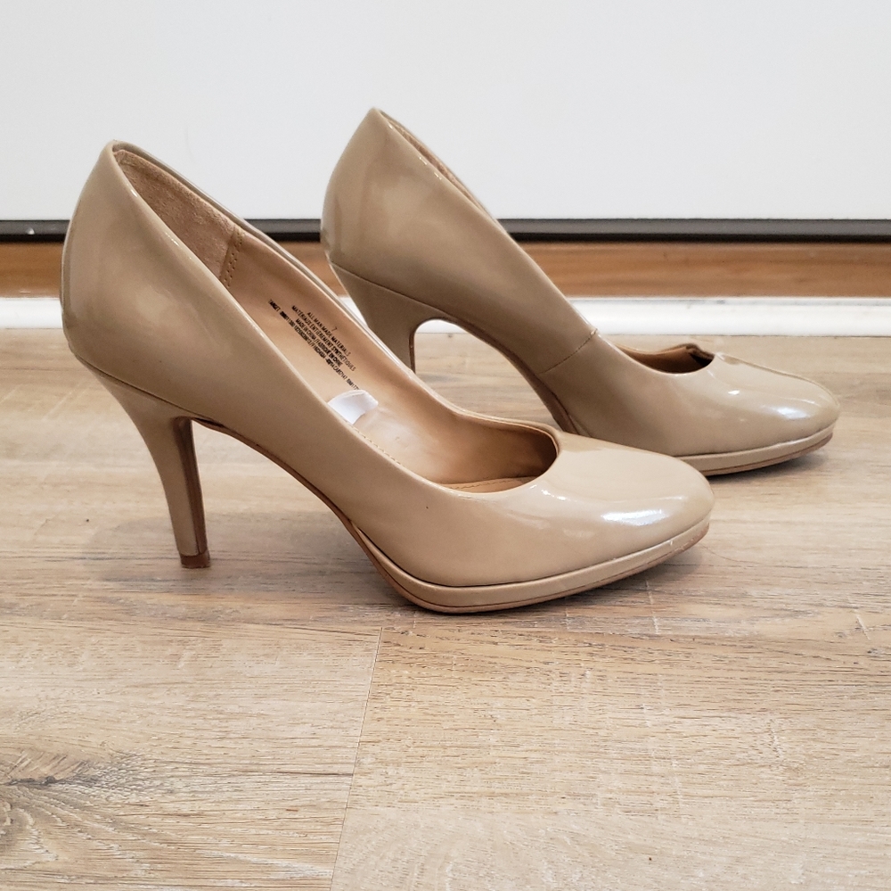Nude high heel pumps